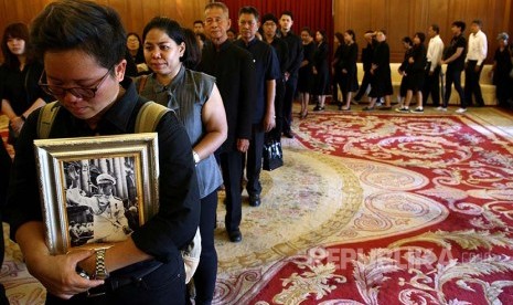 Bhumibol: Antrean warga Thailand di dalam Istana Kerajaan untuk menyampaikan bela sungkawa atas meninggalnya Raja Bhumibol Adulyadej