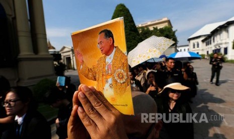 Bhumibol: Antrean warga Thailand di dalam Istana Kerajaan untuk menyampaikan bela sungkawa atas meninggalnya Raja Bhumibol Adulyadej