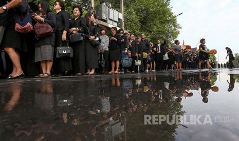 Bhumibol: Antrean warga Thailand menuju Istana Kerajaan untuk menyampaikan bela sungkawa atas meninggalnya Raja Bhumibol Adulyadej