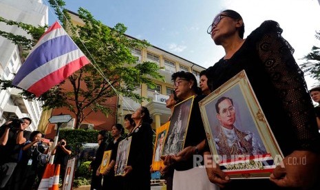 Warga Thailand memegang foto Raja Bhumibol Adulyadej 