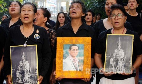 Warga Thailand mengenakan pakaian hitam untuk menghormati wafatnya Raja Bhumibol.