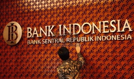  BI Surplus Rp 41,2 Triliun di 2014: Karyawan berada di kantor Bank Indonesia, Jakarta, Senin (25/5).