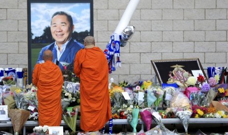 Biarawan Buddha berdoa di Leicester City Football Club di Leicester, Inggris, Rabu (31/10). Sang pemilik Leicester, Vichai, meninggal akibat kecelakaan helikopter.