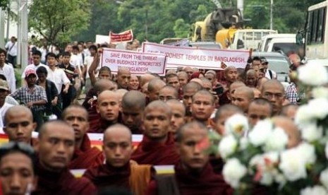 Biarawan Budha menggelar unjuk rasa di Sittwe, ibu kota negara bagian Rakhine.