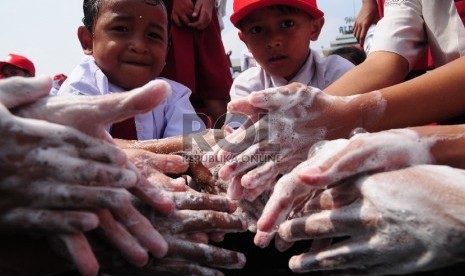 Biasakan menjaga kebersihan, seperti mencuci tangan sebelum makan, agar terhindar dari penyakit cacingan.