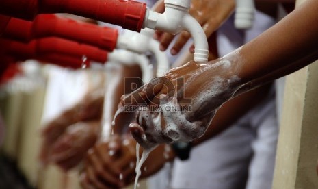 Biasakan menjaga kebersihan, seperti mencuci tangan sebelum makan, agar terhindar dari penyakit cacingan.