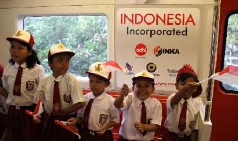 Biaya pendidikan yang terus meningkat membuat orang tua bingung, antara memiliki dana darurat terlebih dahulu atau mulai mengejar dana pendidikan anak.