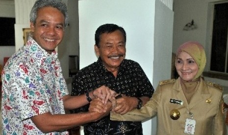   Bibit Waluyo (tengah) berjabat tangan dengan Rustriningsih (kanan) dan Ganjar Pranowo (kiri)