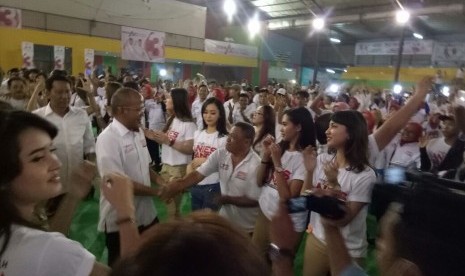 Bidadari Anies-Sandi menghibur para pendukung lain yang menyaksikan debat pamungkas kandidat di posko pemenangan di Jl Cicurug, Menteng, Jakarta Pusat, Jumat (10/2) malam.