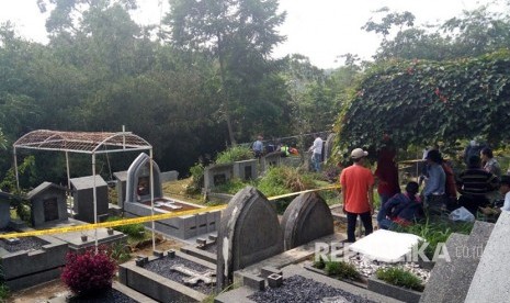 Bidang Kedokteran dan Kesehatan (Biddokkes) Polda Jabar dibantu Polresta Bogor Kota membongkar makam Hilarius Christian Event Raharjo pada Selasa (19/9) untuk dilakukan autopsi.