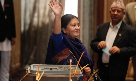 Bidhya Devi Bhandari (54 tahun) dari Partai Komunis Unifikasi Marxist-Leninist Nepal mendapatkan 327 suara, sedangkan lawannya mendapatkan 214 suara, Rabu (28/10). Dia resmi menjadi presiden perempuan pertama Nepal.