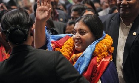 Bidhya Devi Bhandari melambaikan tangan saat terpilih sebagai presiden perempuan pertama Nepal, Rabu (28/10).