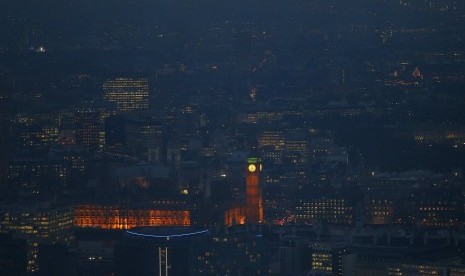  Big Ben clock and the Houses of Parliament are seen at dusk in an aerial photograph from The View gallery at the Shard, western Europe's tallest building, in London January 8, 2013.   