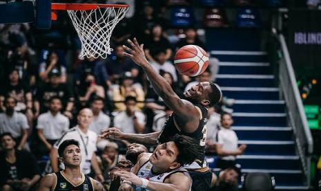 Bigman Bima Perkasa Jogja Argus Sanyudy (kanan bawah) berusaha menahan pemain asing Dewa United Anthony Johnson mencetak poin dalam lanjutan IBL Seri 8 Jakarta.