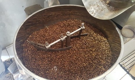 Biji kopi Java Preanger yang baru diroasting.