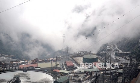 Bijih tambang yang dibawa dari tambang Grasberg menggunakan truk lalu dikirim ke pabrik pengolahan untuk dihancurkan menjadi pasir yang sangat halus. 