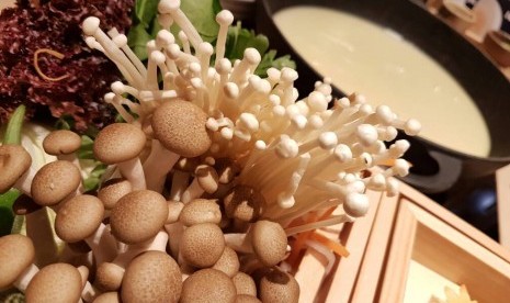 Bijin Nabe menawarkan menu 'makan cantik' berupa shabu-shabu original hotpot.