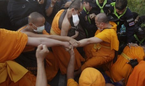 Biksu Buddha dari kuil Dhammakaya terlibat bentrok dengan polisi di luar kuil di Pathum Thani, utara Bangkok, Thailand, Senin, 20 Februari 2017.