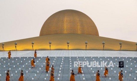 Biksu Budha dari Thailand berdoa 