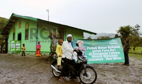 Bilal Kuan, Dai dari Kampung Tulima menerima Sepeda Motor Dakwah Yayasan Al Fatih Kaffah Nusantara (AFKN) Pimpinan Ustaz Fadhlan Gharamatan.