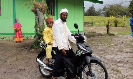 Bilal Kuan, dai Kampung Tulima, Wamena, menerima Sedekah Motor Dakwah dari Yayasan Al Fatih Kaffah Nusantara. 