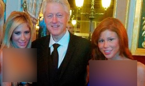 Bill Clinton saat berpose bareng dua bintang film dewasa, Brooklyn Lee dan Tasha Reign 