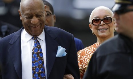 Bill Cosby bersama istrinya Camille Cosby di persidang kasus pelecehan seksual terhadapnya, (24/4).