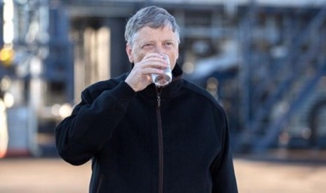 Bill Gates minum air kotoran manusia