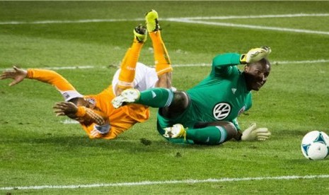 Bill Hamid (kanan), kiper DC United, melakukan aksi penyelamatan gemilang. 