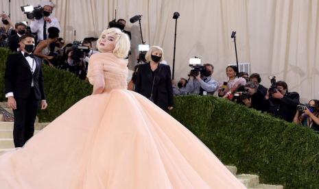 Billie Eilish tampil menyerupai Marilyn Monroe di Met Gala 2021.