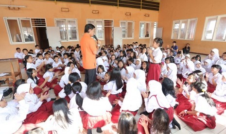 Bima Arya saat mengajar di SDN Polisi 4 Bogor, Senin (26/8). Dia juga mengajar mulai PAUD, TK, SMP, SMA, hingga mahasiswa dan guru.  