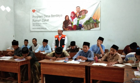 Bimbel Sastra Arab. Remaja mushala mengikuti bimbel Bahasa Arab yang digelar Rumah Zakat.