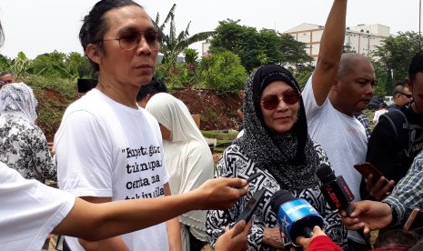 Bimbim Slank dan ibunya, Bunda Iffet, datang ke pemakaman almarhumah Titi Qadarsih di TPU Tanah Kusir, Jakarta Selatan, Selasa (23/10) siang. 