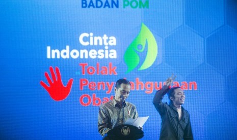 Bimbim Slank melambaikan tangan usai dipanggil Presiden Joko Widodo (kiri) dalam Pencanangan Aksi Nasional Pemberantasan Obat Ilegal dan Penyalahgunaan Obat di Lapangan Buperta Cibubur, Jakarta, Selasa (3/10).