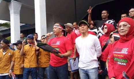 Bimbim Slank (tengah berkaus putih) saat acara pembacaan ikrar Sumpah Pemuda bersama para mantan pecandu narkoba di Jalan Soedirman, Kota Bogor, Ahad (29/10).