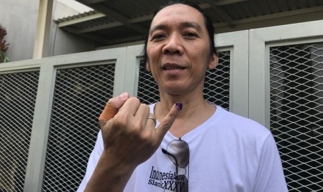 Bimbim Slank usai mencoblos di TPS 31 Kelurahan Duren Tiga, Kecamatan Pancoran, Jakarta Selatan, Rabu (17/4).