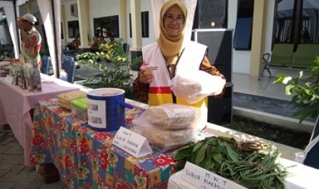 Binaan Rumah Zakat di Surakarta mengikuti pameran produk, Selasa (5/3).