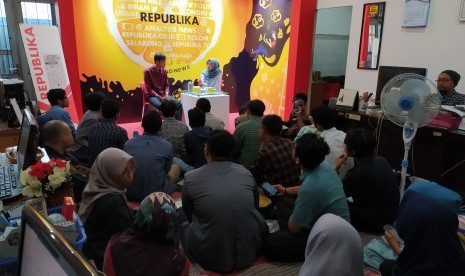 Bincang Sore Republika. Pengurus Green Peace Youth Yogyakarta Deri Bagoes Prasetyo (kiri) dan moderator Hilyatul Asfia menjadi pembicara saat Bincang Sore di Republika, Yogyakarta, Kamis (13/2).