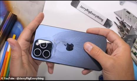 Bingkai titanium memiliki sifat yang kurang fleksibel bila dibandingkan dengan bingkai berbahan aluminium atau stainless steel sehingga iPhone 15 Pro Max mudah rusak. 