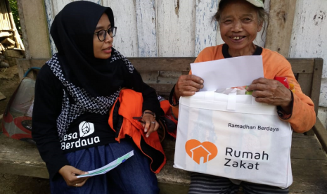 Bingkisan Janda Berdaya. Mbah Wagini menerima bingkisan Program Janda Berdaya dari Rumah Zakat.