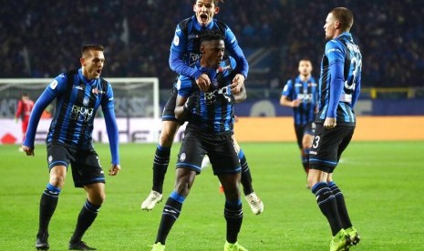 Bintang Atalanta Duvan Zapata (tengah bawah) merayakan golnya ke gawang Juventus pada Coppa Italia.