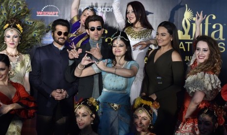 Bintang Bollywood Anil Kapoor bersama  Sonakshi Sinha dan Hrithik Roshan berpose bersama sebelum menggelar konferensi pers dalam rangka International Indian Film Academy yang akan digelar di Madrid, Spanyol. 