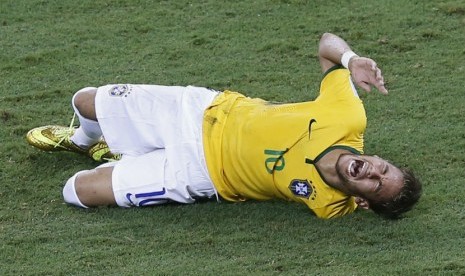 Bintang Brasil, Neymar, tergeletak kesakit setelah dilanggar pemain Kolombia, Camilo Zuniga, dalam laga perempat final Piala Dunia 2014 di Arena Castelao, Fortaleza, Jumat (4/7). 