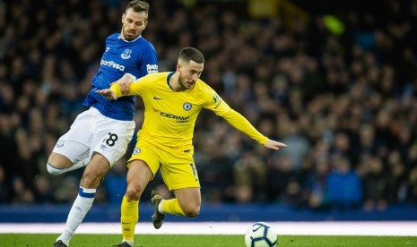 Bintang Chelsea Eden Hazard (kanan) saat beraksi melawan Everton.