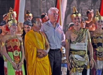 Bintang film Hollywood Richard Gere berfoto bersama penari pertunjukan tari 'Mahakarya Borobudur' di panggung terbuka Aksobya komplek Taman Wisata Candi Borobudur (TWCB) Magelang, Jawa Tengah, Ahad (26/6) malam. 