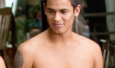 Bintang film Twilight Saga, Bronson Pelletier pipis di atas karpet bandara Los Angeles, Amerika Serikat, belum lama ini. 