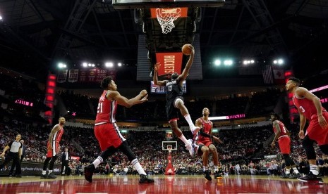 Bintang Houston Rockets James Harden melakukan lay up saat melawan Portland Trail Blazers di kompetisi NBA>