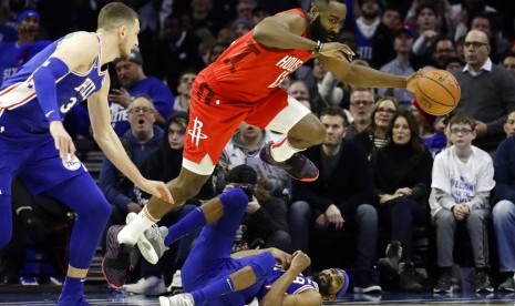 Bintang Houston Rockets (merah) berjibaku berebut bola dengan para pemain Philadelphia 76ers.