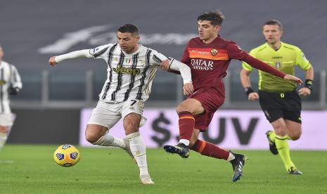 Bintang Juventus Cristiano Ronaldo (kiri) dihalangi pemain AS Roma, Gonzalo Villar, dalam laga lanjutan Serie A Liga Italia, Ahad (7/2) dini hari WIB. 