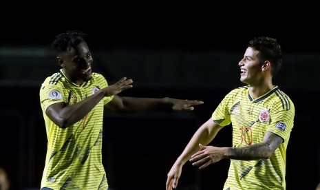 Bintang Kolombia James Rodriguez (kanan) bersama Duvan Zapata.